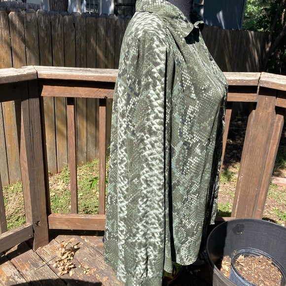 Women’s H&MSnakeskin Pattern Green and Black Blouse size 14 - Picture 4 of 5